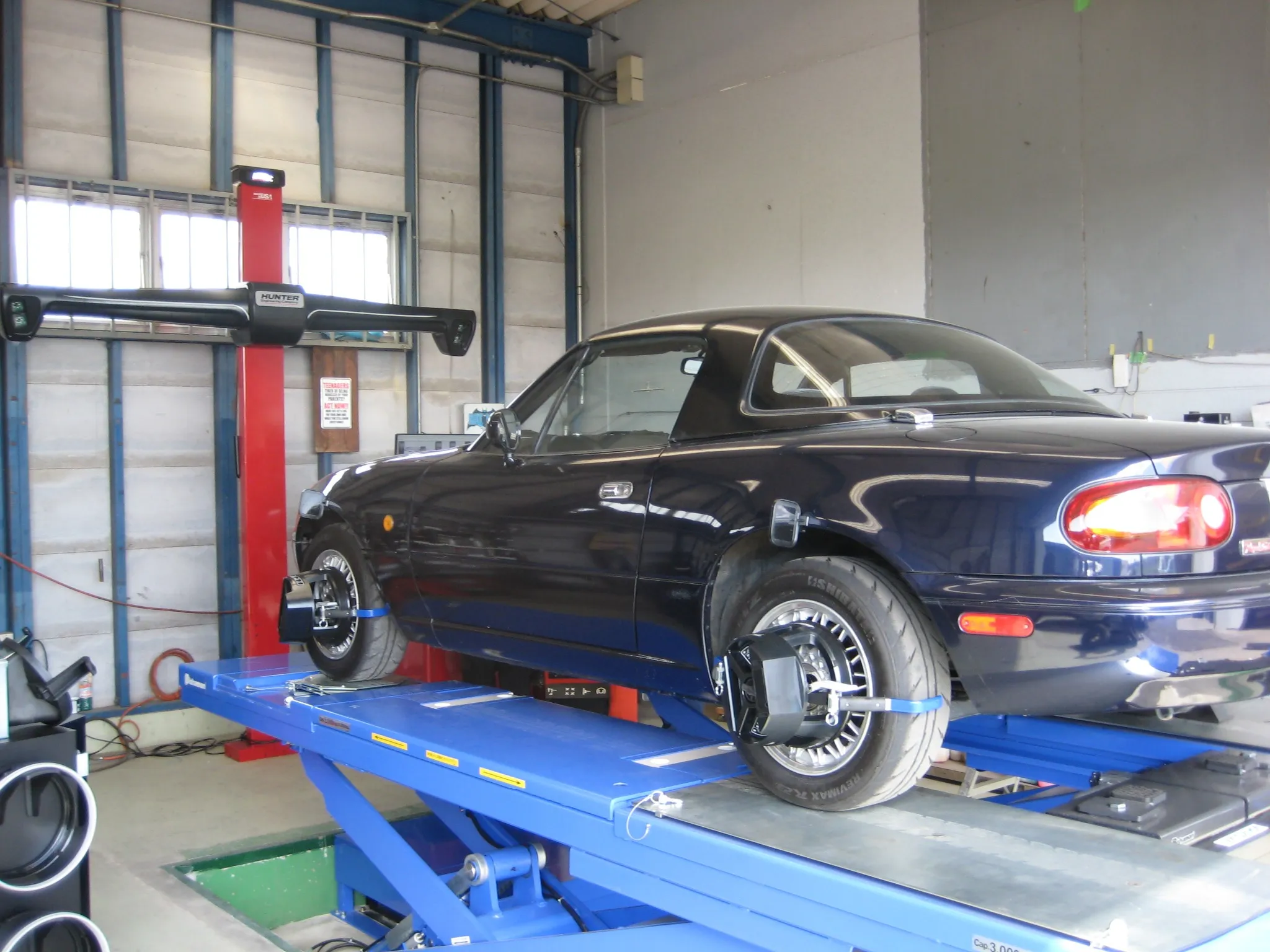 3Dホイールアライメントの測定作業の様子